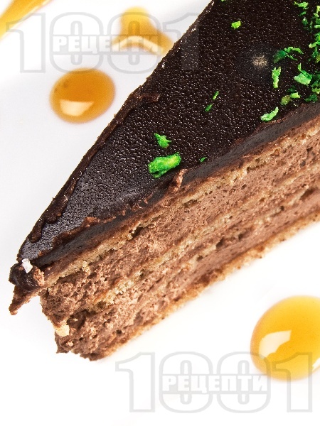 Домашна класическа торта Гараш с крем от шоколад, сметана, ром, орехи и шоколадова глазура - снимка на рецептата